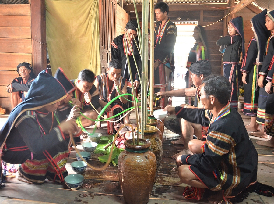Đồng bào Jrai luôn thể hiện sự thân thiện, cố kết cộng đồng. Ảnh: Phương Vi  Đồng bào Jrai luôn thể hiện sự thân thiện, cố kết cộng đồng. Ảnh: Phương Vi