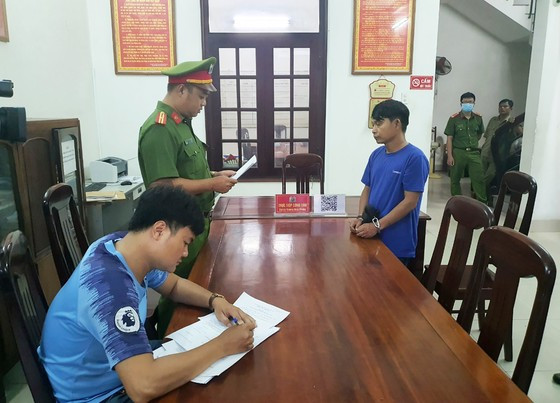 Công an đọc lệnh khởi tố bị can Lưu Hoàng Phi Hùng trước đó Công an đọc lệnh khởi tố bị can Lưu Hoàng Phi Hùng trước đó