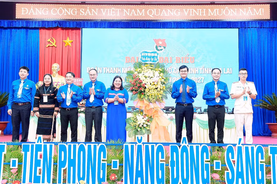 Đồng chí Bùi Quang Huy (thứ 3 từ phải qua)-Bí thư thứ nhất Ban Chấp hành Trung ương Đoàn tặng lẵng hoa chúc mừng Đại hội. Ảnh: Đức Thụy