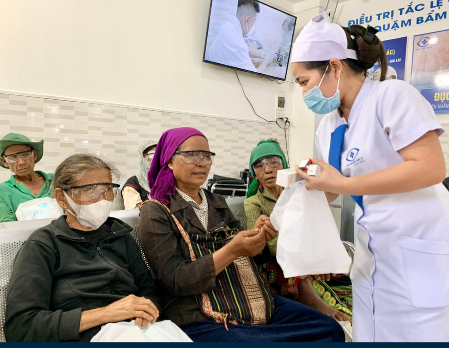 11-10-2022Bà Siu Phin (người ngồi giữa)- thôn Sur A, xã Ia Ko, huyện Chư Sê vui mừng sau ca phẫu thuật giúp bà tìm lại được đôi mắt sáng. Ảnh Như Nguyện