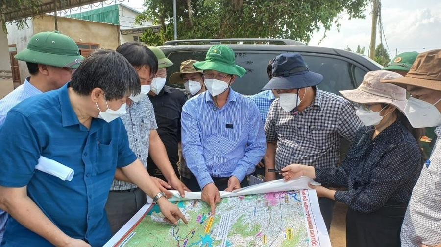 Lãnh đạo tỉnh Đắk Lắk khảo sát chuẩn bị cho công tác xây dựng cao tốc Khánh Hòa - Buôn Ma Thuột. Ảnh: CTV Lãnh đạo tỉnh Đắk Lắk khảo sát chuẩn bị cho công tác xây dựng cao tốc Khánh Hòa - Buôn Ma Thuột. Ảnh: CTV