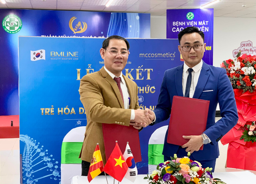 Đại diện Thẩm mỹ viện Quốc tế Á Âu ký kết hợp tác với đại diện Công ty Dược Mỹ phẩm Quốc tế BMLINE. Ảnh: Như Nguyện