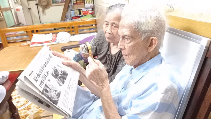 Ông Hoàng Thế Quý cùng người bạn đời đọc báo