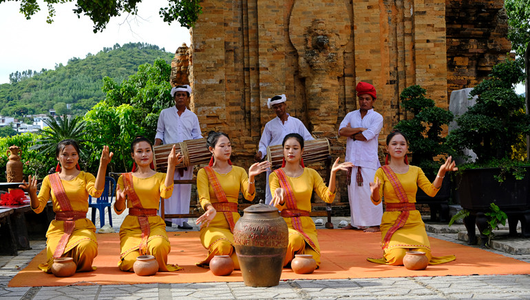 Một số hình ảnh về trình diễn vũ điệu Chăm