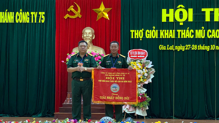 Lãnh đạo Chi nhánh Công ty 75 trao thưởng cho đơn vị đạt giải Nhất hội thi. Ảnh: Sơn Ca.