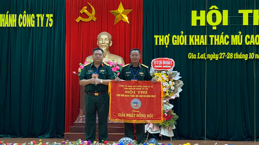 Lãnh đạo Chi nhánh Công ty 75 trao thưởng cho đơn vị đạt giải Nhất hội thi. Ảnh: Sơn Ca.