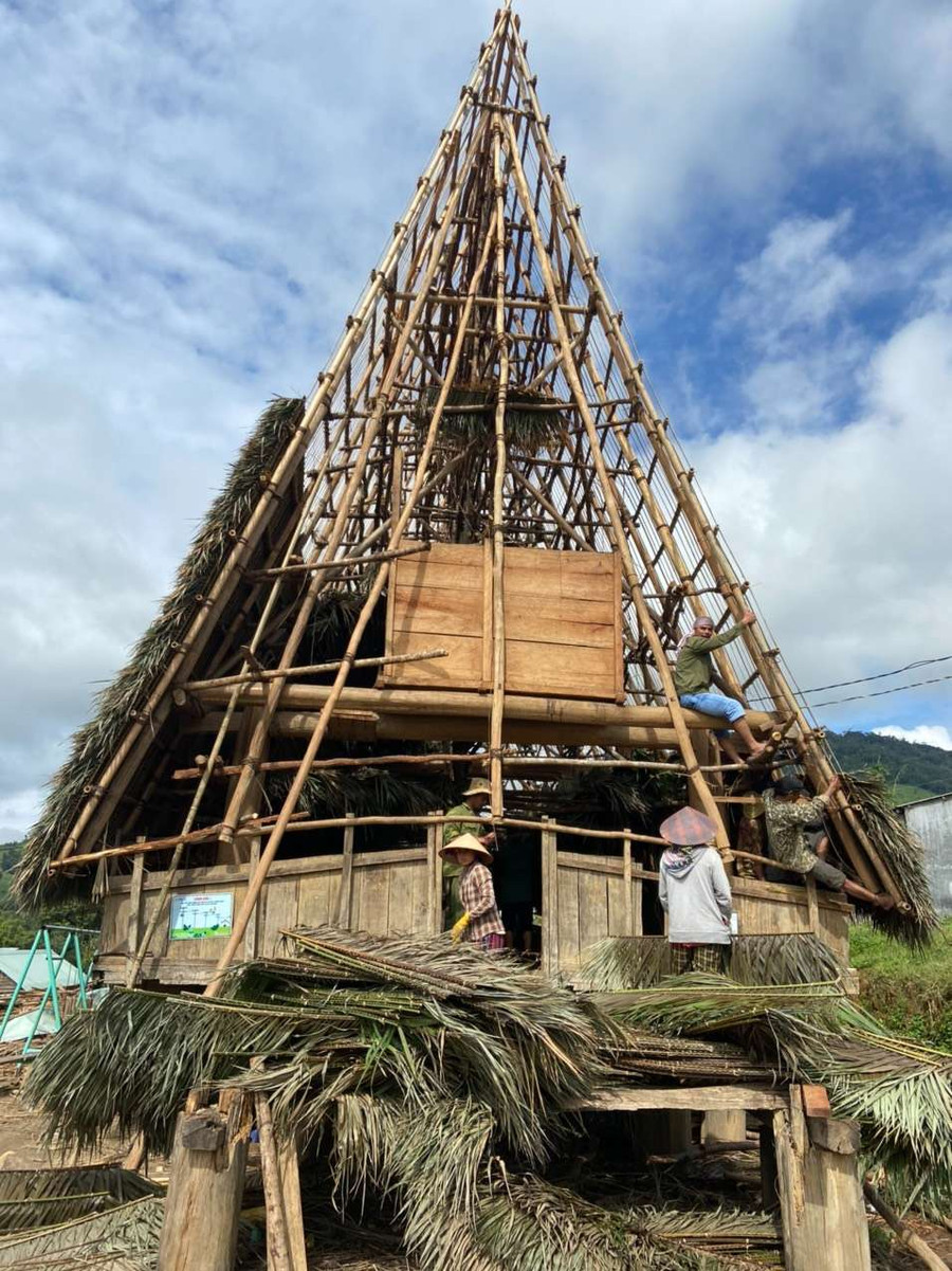 Chung sức sửa nhà rông. Ảnh: H.T