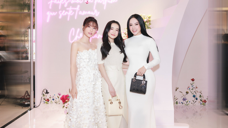 Tại đây, Angela Phương Trinh có dịp hội ngộ hai đàn chị Nhã Phương và Diễm My 9X. Khoảnh khắc ba mỹ nhân chung một khung hình khiến dân mạng không khỏi trầm trồ với sắc vóc 