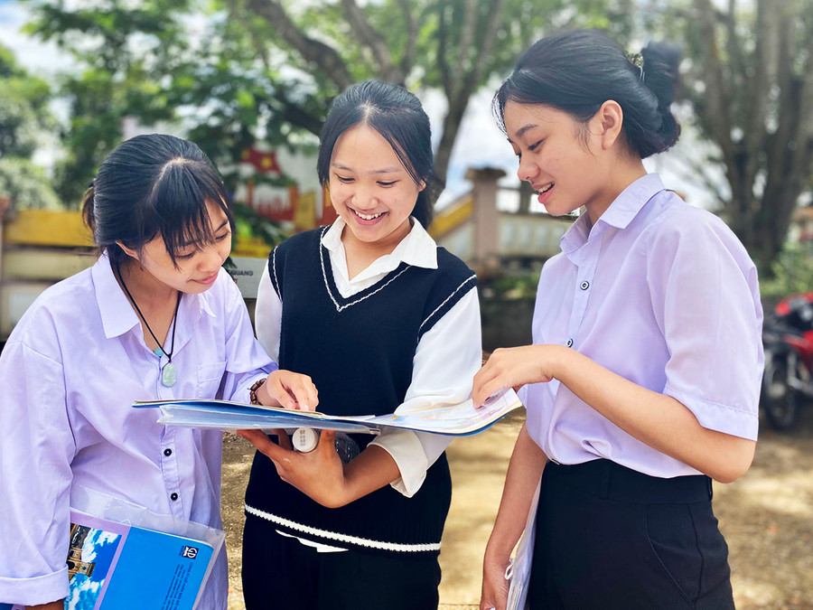 Thí sinh Lê Thị Bích Tuyền (đứng giữa)-điểm thi Trường THPT Pleiku-trao đổi cùng bạn sau giờ thi. Ảnh: Mộc Trà
