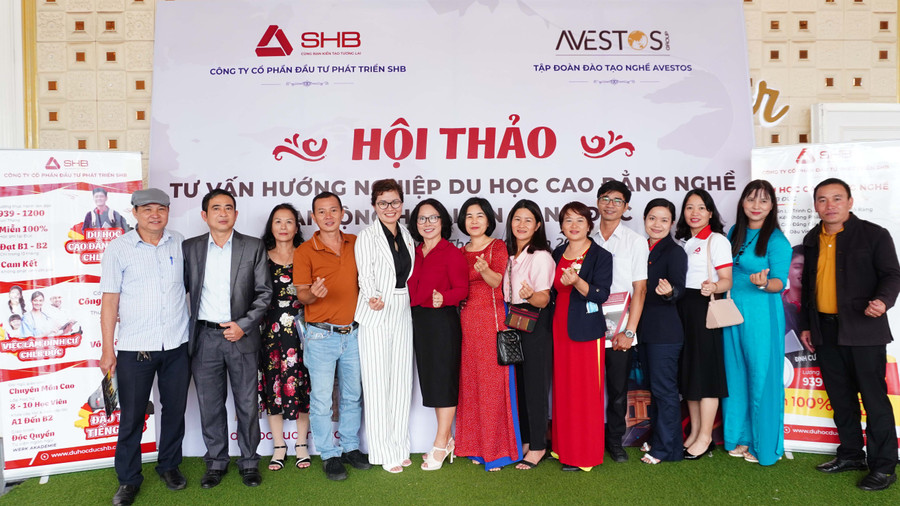 Các đại biểu chụp hình lưu niệm cùng lãnh đạo Công ty cổ phần Đầu tư phát triển SHB. Ảnh: Hồng Thương