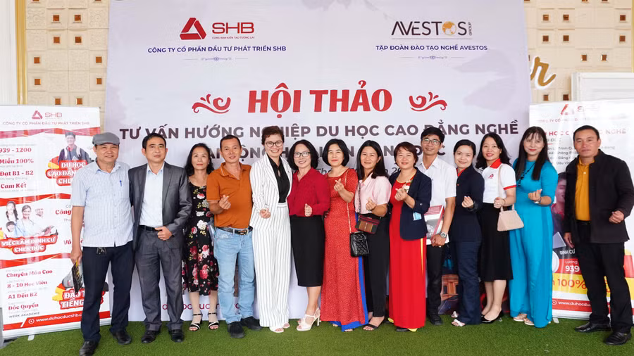 Các đại biểu chụp hình lưu niệm cùng lãnh đạo Công ty cổ phần Đầu tư phát triển SHB. Ảnh: Hồng Thương