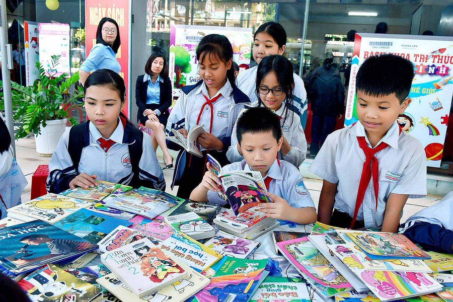Các em học sinh đọc sách, báo tại chương trình “Cùng các em đọc sách” do Thư viện tỉnh tổ chức. Ảnh: Đức Thụy Các em học sinh đọc sách, báo tại chương trình “Cùng các em đọc sách” do Thư viện tỉnh tổ chức. Ảnh: Đức Thụy