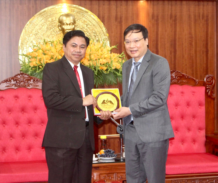 Phó Bí thư Tỉnh ủy, Chủ tịch UBND tỉnh Gia Lai Trương Hải Long (bìa phải) tặng biểu trưng của tỉnh Gia Lai đến đại diện Đoàn đại biểu cấp cao tỉnh Attapeu. Ảnh: Phan Lài Phó Bí thư Tỉnh ủy, Chủ tịch UBND tỉnh Gia Lai Trương Hải Long (bìa phải) tặng biểu trưng của tỉnh Gia Lai đến đại diện Đoàn đại biểu cấp cao tỉnh Attapeu. Ảnh: Phan Lài
