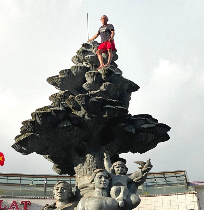 Nam thanh niên leo lên nóc tượng đài trước chợ Đà Lạt. Nam thanh niên leo lên nóc tượng đài trước chợ Đà Lạt.