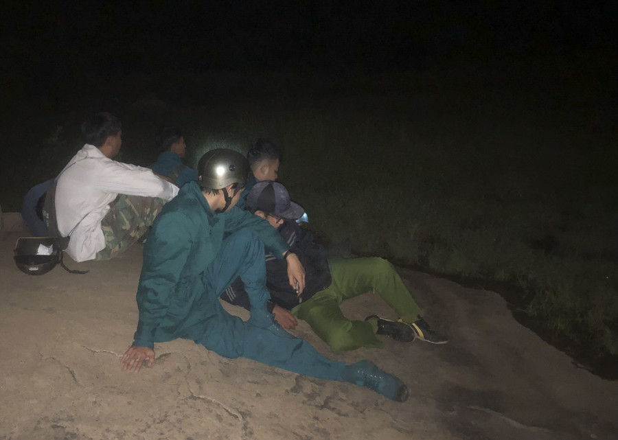 Một tổ tìm kiếm nghỉ chân tại bìa rừng. Ảnh: CTV