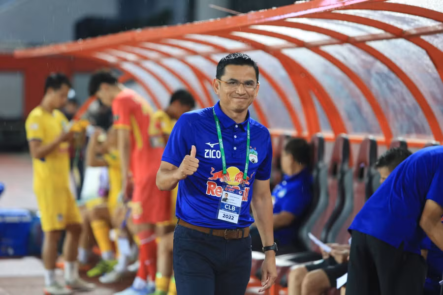 HLV Kiatisak cho biết đang cố gắng làm việc hết khả năng, xây dựng đội bóng theo mong muốn của lãnh đạo. Ảnh: Minh Tú