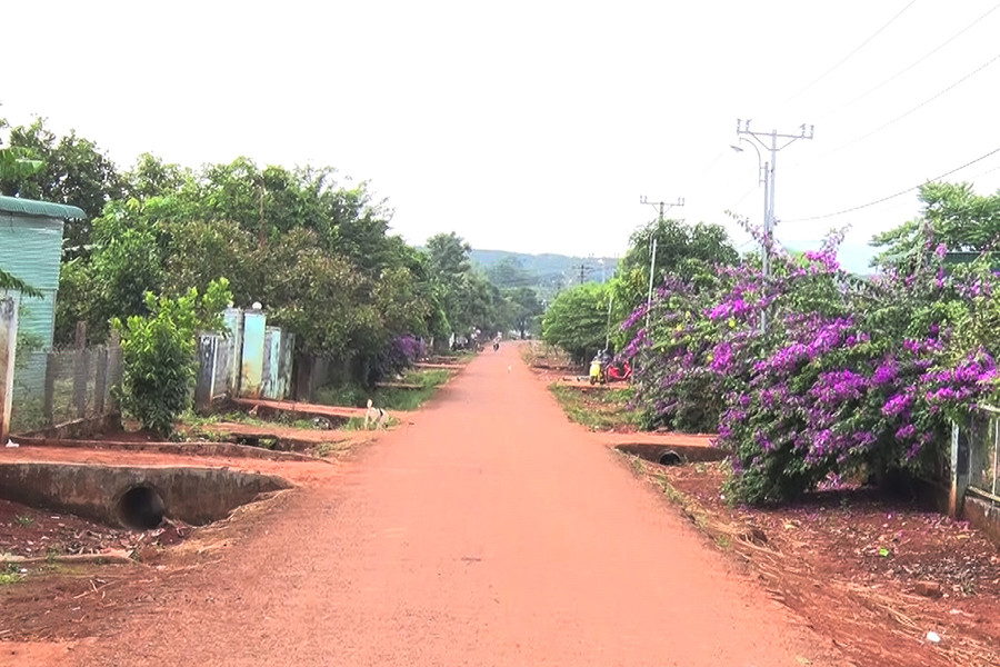 Một tuyến đường giao thông nông thôn ở làng Neh, xã Ia Din. Ảnh: Ngọc Sang Một tuyến đường giao thông nông thôn ở làng Neh, xã Ia Din. Ảnh: Ngọc Sang