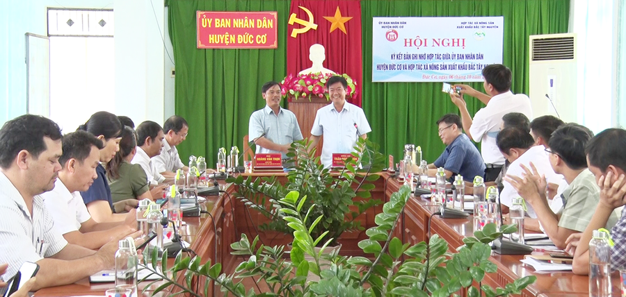  Ông Trần Ngọc Phận-Phó Chủ tịch UBND huyện Đức Cơ (bìa phải) và ông Hoàng Văn Trọn-Giám đốc HTX ký bản ghi nhớ. Ảnh: Lê Văn Châu