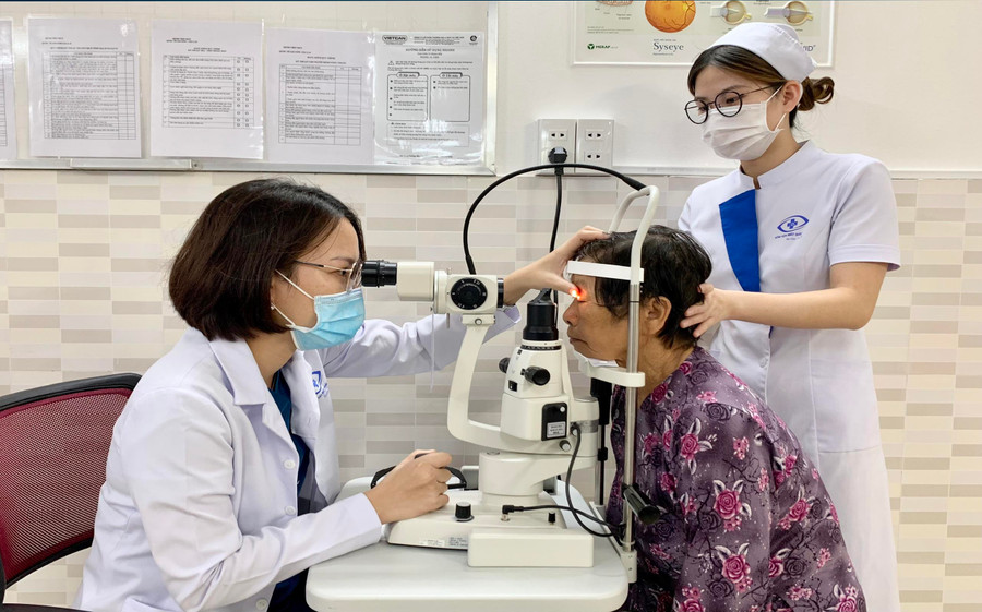 Thạc sĩ, bác sĩ Nguyễn Thị Thanh Phượng-Giám đốc Bệnh viện Mắt Quốc tế Sài Gòn-Gia Lai thăm khám mắt cho bà Dương Thị Tình (làng Tnung, xã Hbông, huyện Chư Sê). Ảnh: Như Nguyện