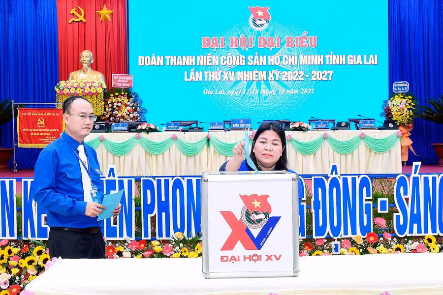Các đại biểu bỏ phiếu bầu Ban Chấp hành Tỉnh Đoàn Gia Lai khóa XV, nhiệm kỳ 2022-2027. Ảnh: Đức Thụy