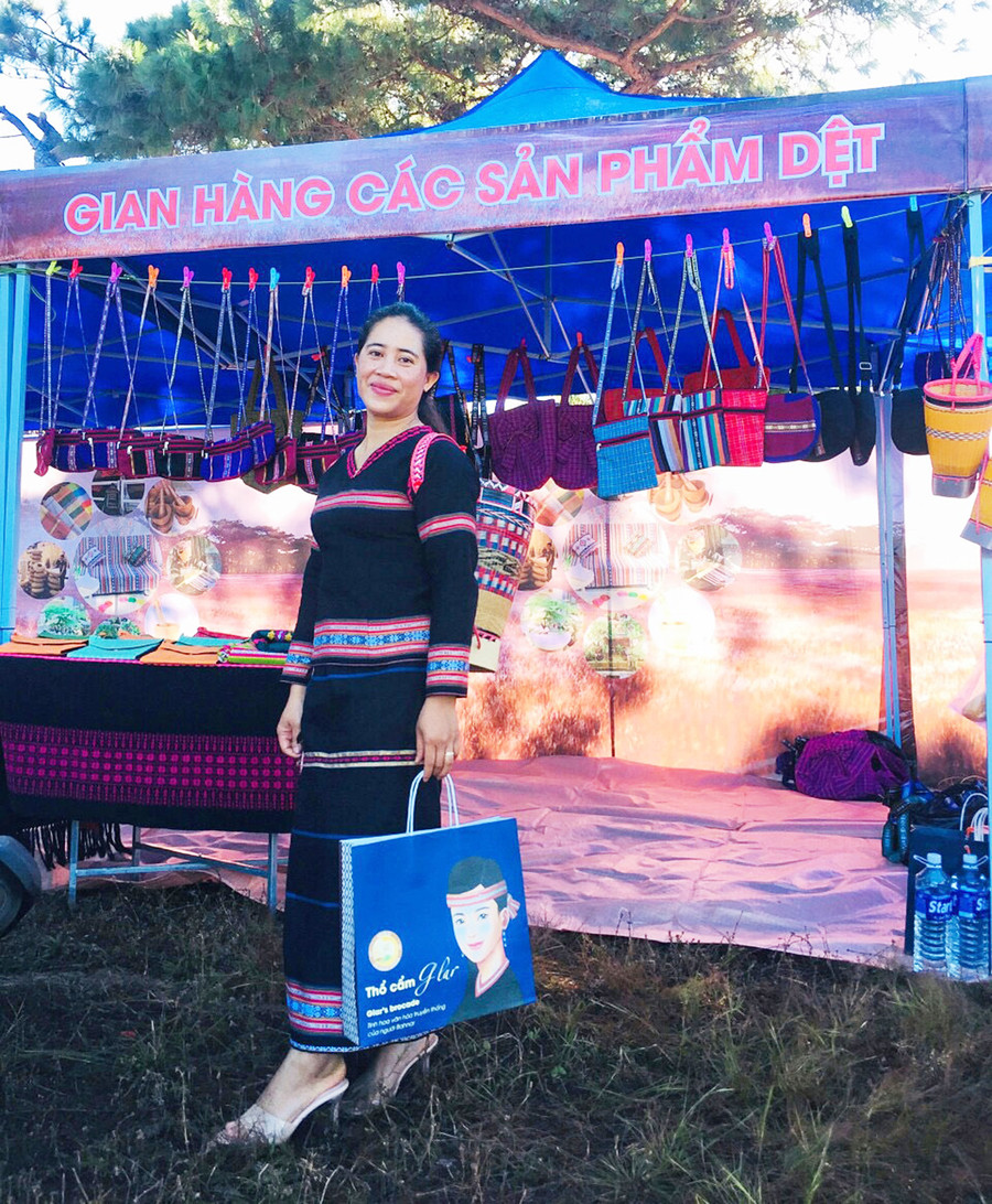  Chị Mlơnh luôn tìm cơ hội để quảng bá văn hóa thông qua sắc màu của thổ cẩm. Ảnh: Minh Châu