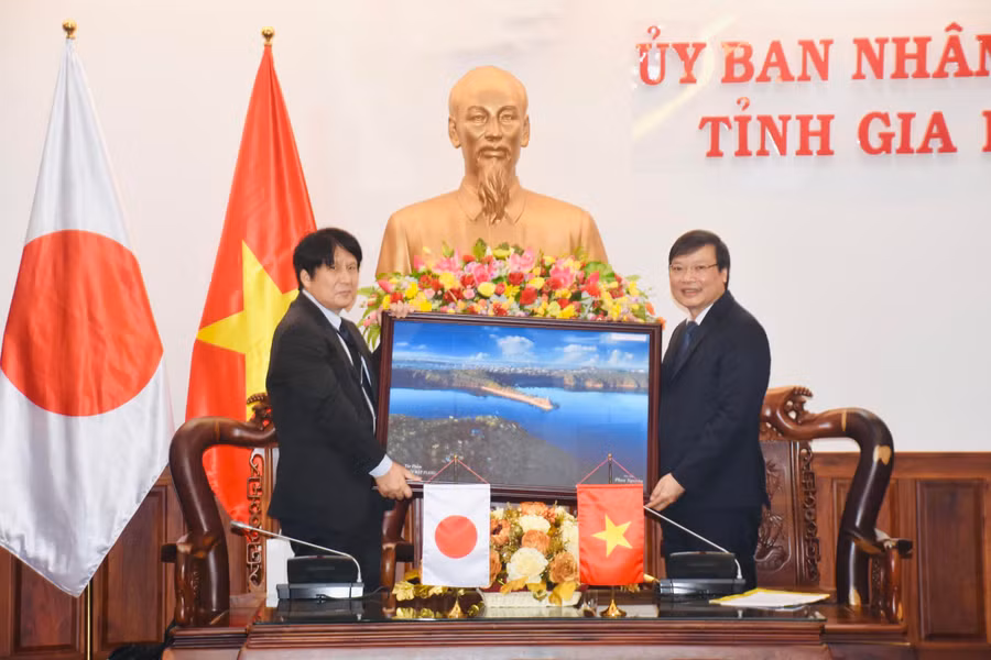 Phó Bí thư Tỉnh ủy, Trưởng ban Nội chính Tỉnh ủy Rah Lan Chung (bên phải) tặng quà lưu niệm cho Tổng Lãnh sự quán Nhật Bản tại Đà Nẵng Yakabe Yoshinori. Ảnh: Trần Dung