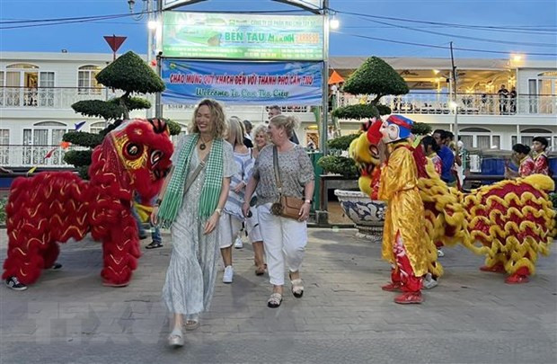 Du khách thích thú với sự đón tiếp nồng hậu từ Cần Thơ. (Ảnh: Ánh Tuyết/TTXVN)