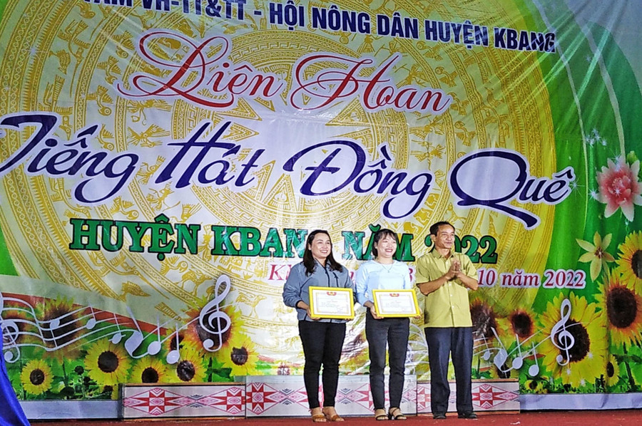 Ban tổ chức trao giải thưởng cho các đoàn có tiết mục xuất sắc. Ảnh: Hà Duyệt