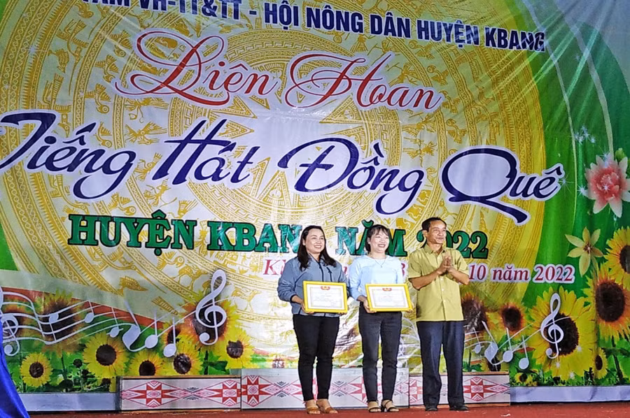 Ban tổ chức trao giải thưởng cho các đoàn có tiết mục xuất sắc. Ảnh: Hà Duyệt