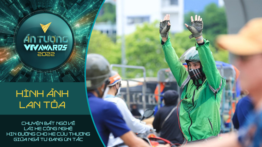 Chuyện bất ngờ về lái xe công nghệ xin đường cho xe cứu thương giữa ngã tư đang ùn tắc.