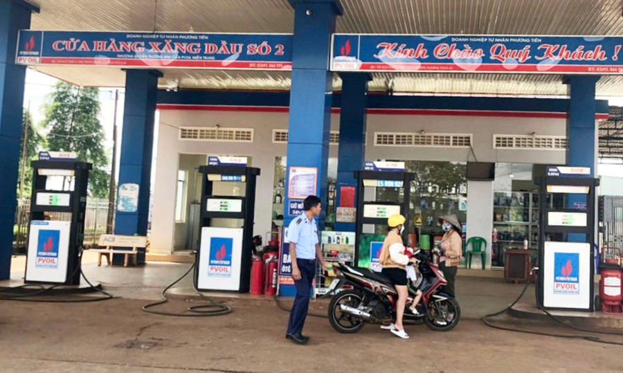 Đội Quản lý thị trường thường xuyên giám sát các cửa hàng kinh doanh xăng dầu nhằm kịp thời phát hiện và xử lý những vi phạm. Ảnh: Vũ Thảo Các Đội Quản lý Thị trường trực thuộc thực hiện kiểm tra giám sát 24/24 các cửa hàng kinh doanh xăng dầu nhằm kịp thời phát hiện và xử lý những vi phạm. Ảnh: Vũ Thảo