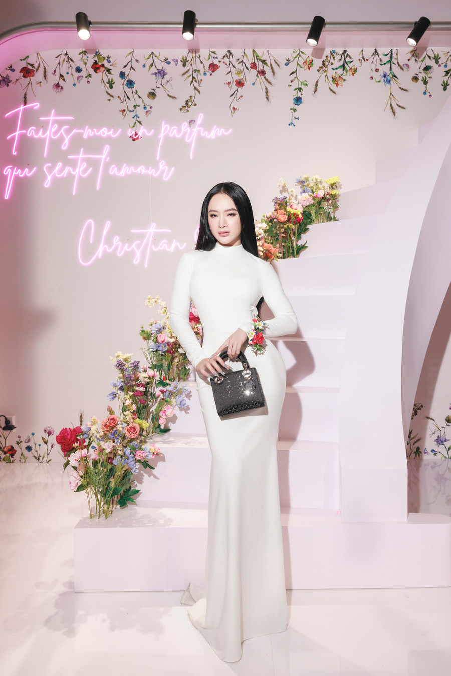 Bên cạnh đó, nữ diễn viên Mùi ngò gai cố gắng trao đi sự yêu thương, thường xuyên tham gia các hoạt động thiện nguyện. 