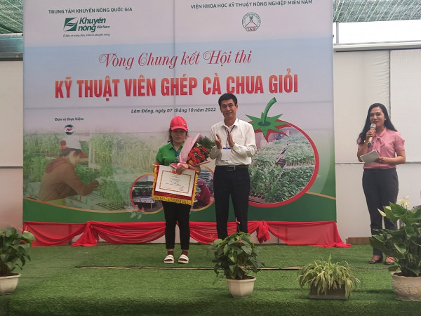 Ông Hoàng Văn Hồng - Trưởng ban tổ chức Hội thi - Trao giải nhất cho thí sinh Đỗ Thị Mai Vân. Ảnh: Bùi Hằng