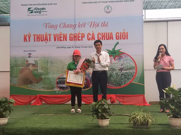 Ông Hoàng Văn Hồng - Trưởng ban tổ chức Hội thi - Trao giải nhất cho thí sinh Đỗ Thị Mai Vân. Ảnh: Bùi Hằng