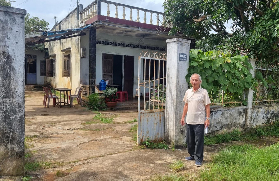 Ông Trần Minh (tổ 7, phường Trà Bá, TP. Pleiku) trước ngôi nhà của mình. Ảnh: Hà Phương