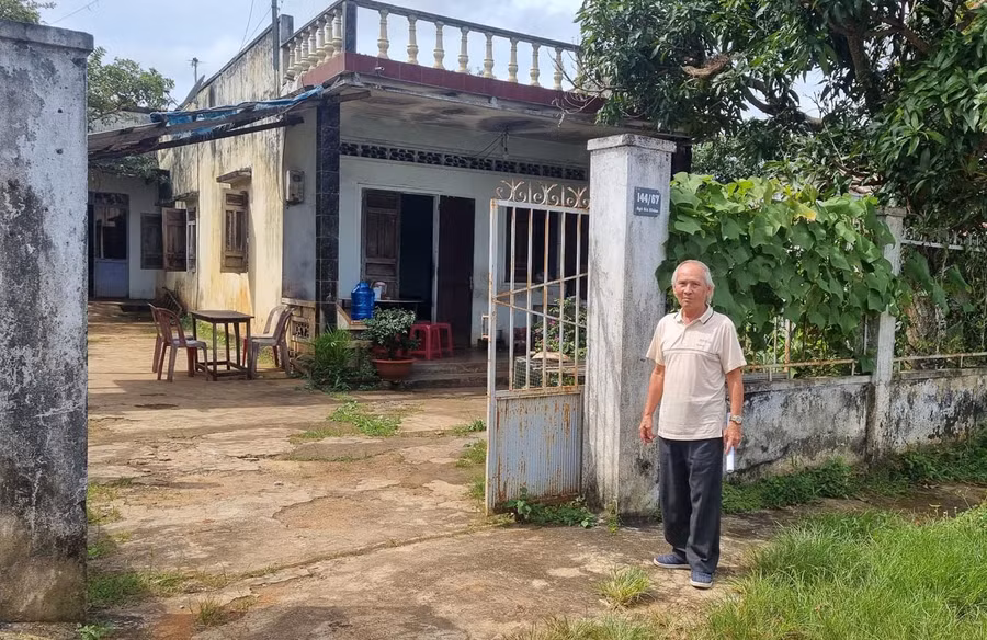 Ông Trần Minh (tổ 7, phường Trà Bá, TP. Pleiku) trước ngôi nhà của mình. Ảnh: Hà Phương