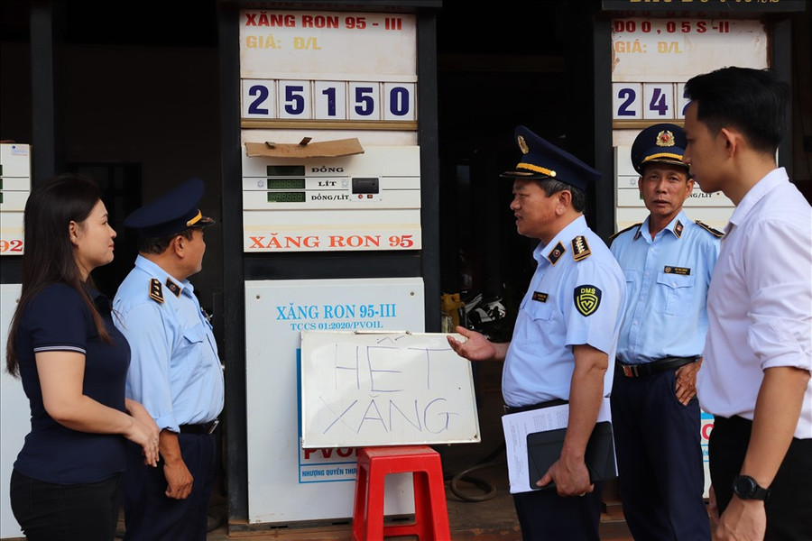 Lãnh đạo Cục Quản lý thị trường tỉnh Đắk Lắk trực tiếp chỉ đạo công tác giám sát các cửa hàng kinh doanh xăng dầu trên địa bàn tỉnh. Ảnh: T.X
