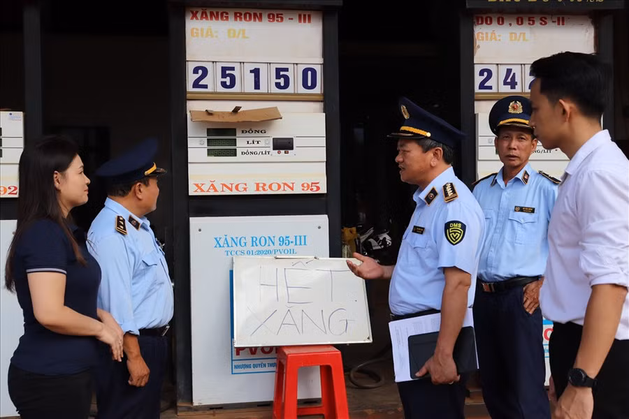 Lãnh đạo Cục Quản lý thị trường tỉnh Đắk Lắk trực tiếp chỉ đạo công tác giám sát các cửa hàng kinh doanh xăng dầu trên địa bàn tỉnh. Ảnh: T.X