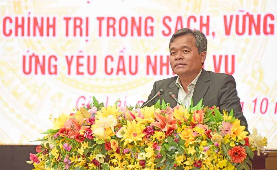 Ủy viên Ban Chấp hành Trung ương Đảng, Bí thư Tỉnh ủy, Chủ tịch HĐND tỉnh Hồ Văn Niên phát biểu tại buổi tọa đàm. Ảnh: Đức Thụy