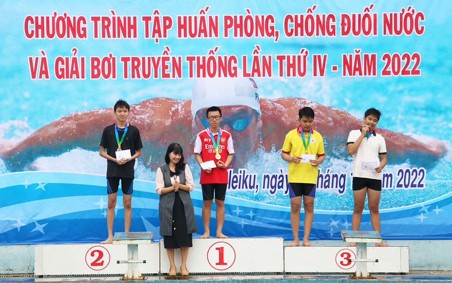 Ban tổ chức trao giải cho các thí sinh xuất sắc nhất ở nội dung nam. Ảnh: Trương Quang Hà Trao giải cho nội dung nam. Ảnh: Trương Quang Hà