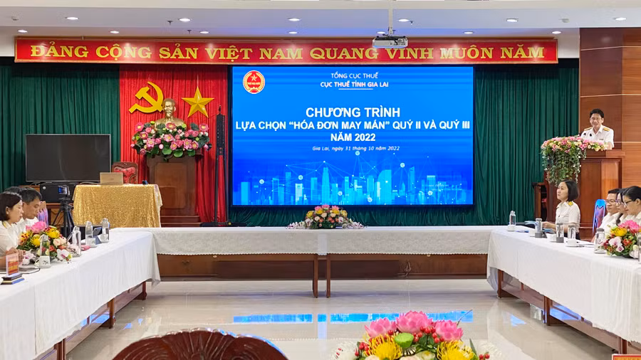 Ông Lê Minh Nhựt-Cục Trưởng Cục Thuế tỉnh phát biểu tại chương trình lựa chọn Hóa đơn may mắn. Ảnh: Sơn Ca