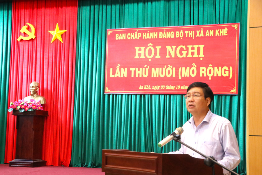 Đồng chí Huỳnh Quang Thái-Ủy viên Ban Thường vụ Tỉnh ủy, Trưởng ban Tổ chức Tỉnh ủy phát biểu tại Hội nghị Ban Chấp hành Đảng bộ thị xã An Khê lần thứ 10 (mở rộng). Ảnh: Ngọc Minh