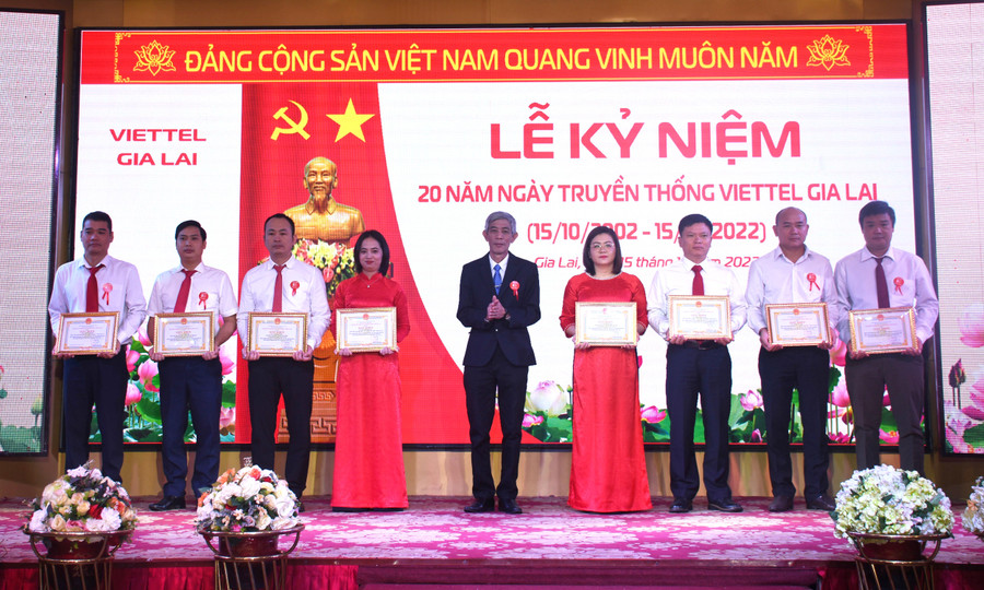 Sở Thông tin và Truyền thông tặng giấy khen cho các cá nhân đã có nhiều đóng góp cho sự phát triển Công nghệ thông tin, Viễn thông trên địa bàn tỉnh giai đoạn 2002-2022. Ảnh: Hồng Thương