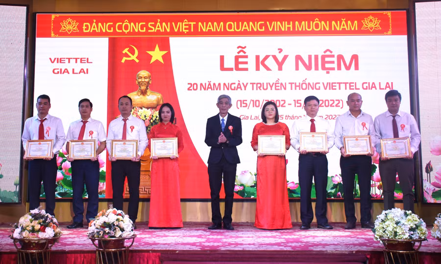 Sở Thông tin và Truyền thông tặng giấy khen cho các cá nhân đã có nhiều đóng góp cho sự phát triển Công nghệ thông tin, Viễn thông trên địa bàn tỉnh giai đoạn 2002-2022. Ảnh: Hồng Thương
