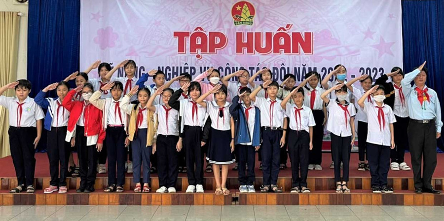 Các em thực hành nghi thức Đội. Ảnh: Hà Đức Thành Các em thực hành nghi thức Đội. Ảnh: Hà Đức Thành