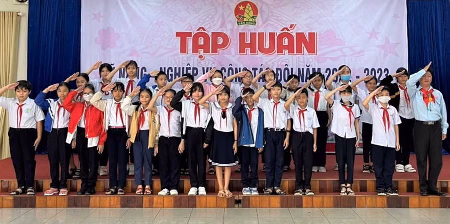 Các em thực hành nghi thức Đội. Ảnh: Hà Đức Thành
