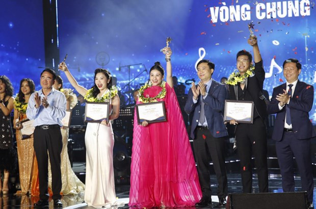 Ban tổ chức trao giải cho các thí sinh đạt giải nhất. Ảnh nguồn TTXVN