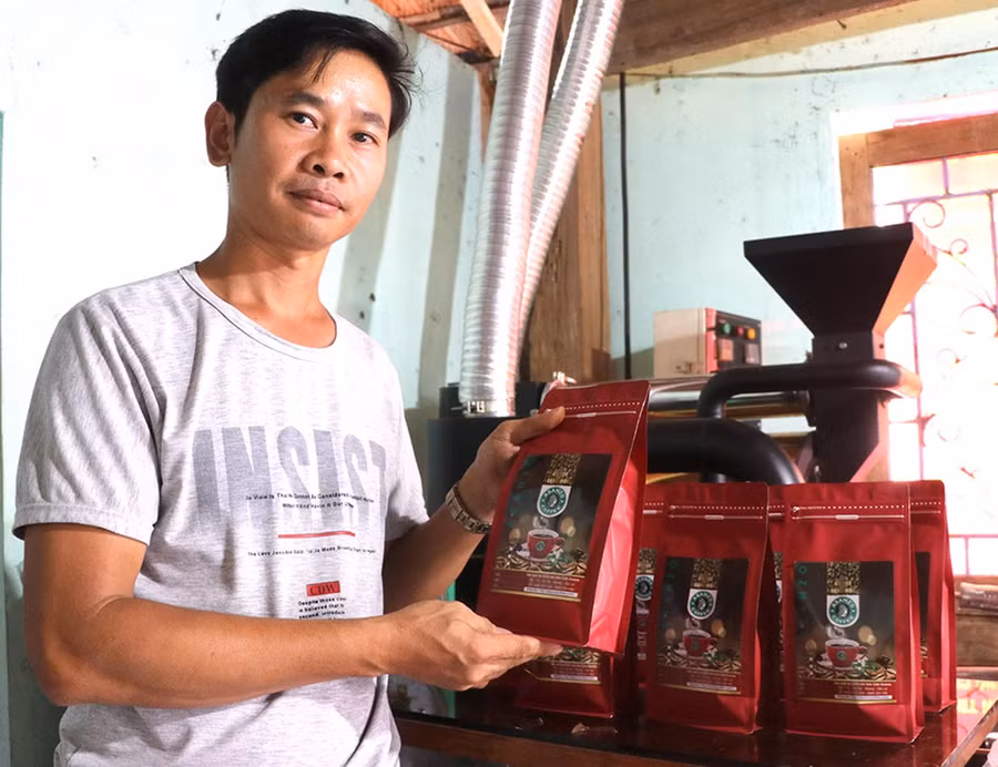  Anh Nguyễn Xuân Huynh (thôn 3, xã Sơ Pai, huyện Kbang) chú trọng _gắn sao cho sản phẩm cà phê rang xay, nâng cao giá trị, chất lượng sản phẩm. Ảnh: Ngọc Minh