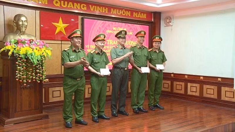 Thiếu tướng Lê Vinh Quy, Giám đốc Công an tỉnh Đắk Lắk trao thưởng đột xuất cho 3 đơn vị tham gia bắt hung thủ giết người.