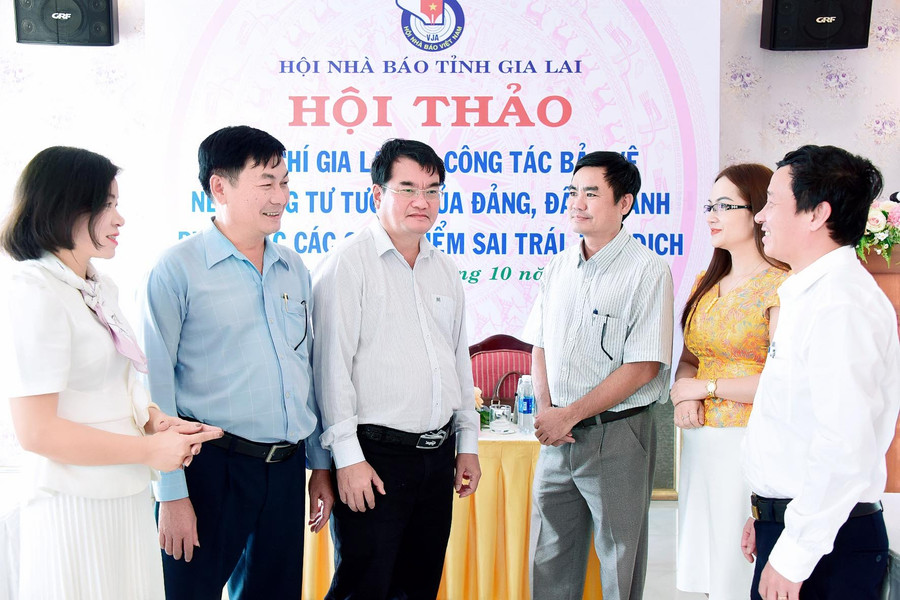 Các đại biểu thảo luận bên lề hội thảo. Ảnh: Đức Thụy